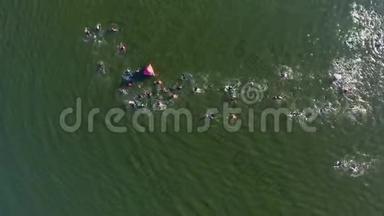 游泳比赛选手从高空向下绕过漂浮在水面上的红色浮标